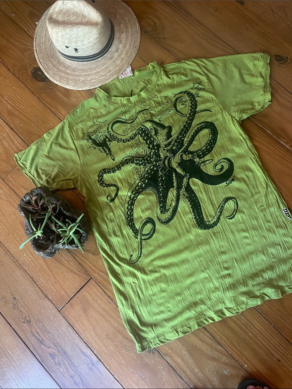 Green Octopus Graphic Short Sleeve Tee NWOT all cotton